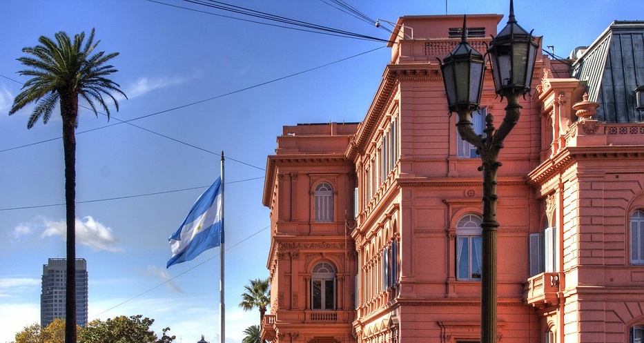 Der Palast liegt wie weitere Regierungsgebäude, de Cabildo und die Kathedrale von Buenos Aires an der rechteckigen Plaza de Mayo. Quelle: Max Pixel, Free Great Pictures