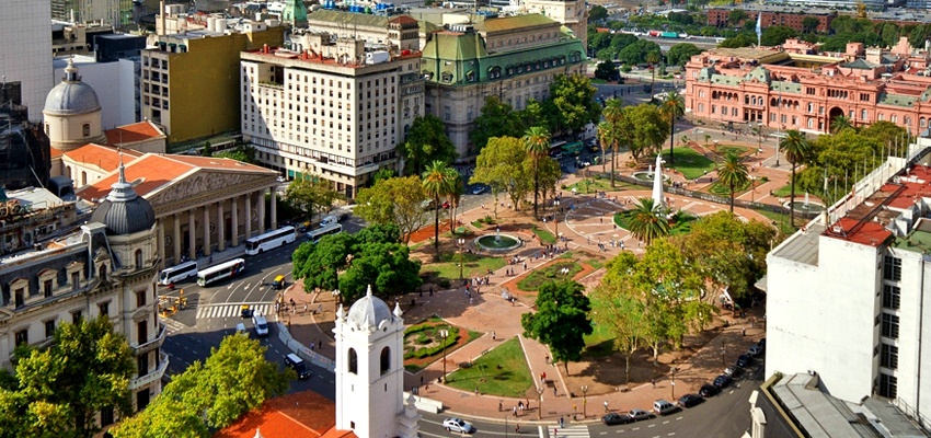 Die Plaza de Mayo von Buenos Aires ist noch heute der Hauptplatz für politische Demonstrationen. Quelle: Wikimedia