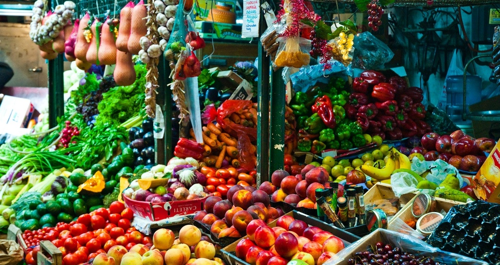 Ein Marktbesuch ist absolutes Muss in Buienos Aires! Hier zu sehen ist ein Obststand auf der Feria San Telmo. Quelle: Flickr