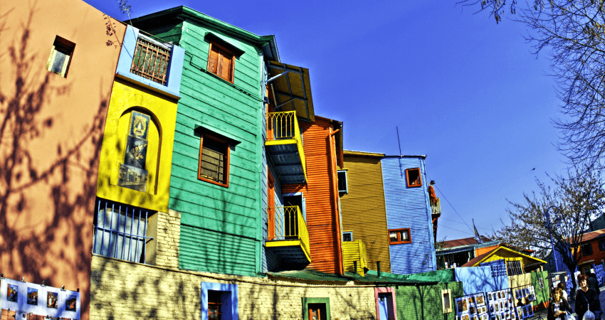 Das bunte Künstlerviertel um den Caminito lädt zum Verweilen und Stöbern ein. Quelle: Wikimedia