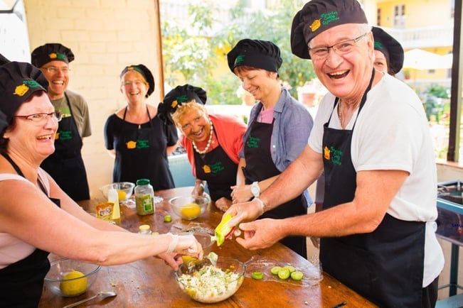 Eine Viventura-Reisegruppe versucht sich in Arequipa an "Causa", einem typischen peruanischen Gericht