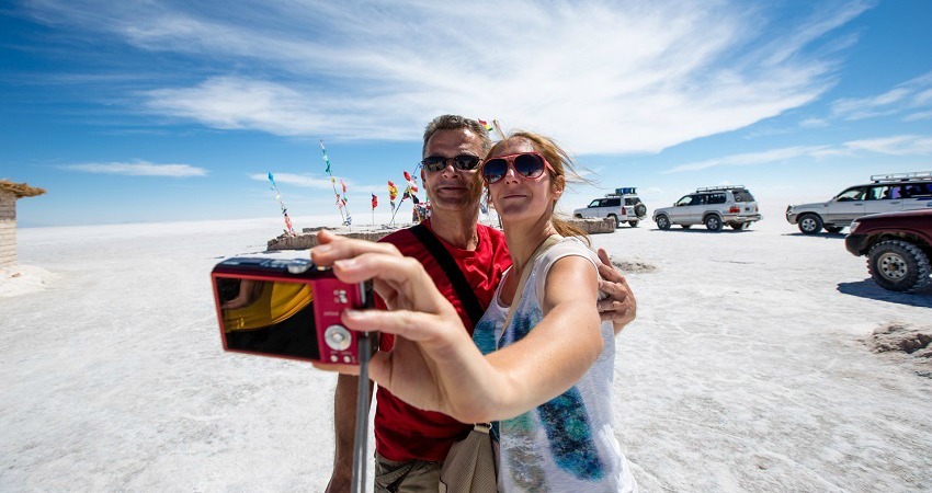 Auf der viFree Tour durch Peru, Bolivien und Chile kannst du die Highlights nach deinem eigenen Rhythmus genießen. Wie unsere Babbeltester hier am Salzsee Uyuni in Bolivien.