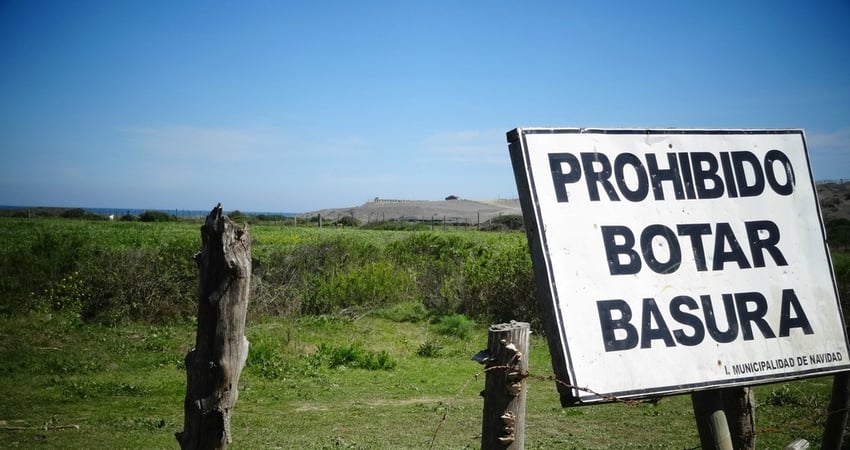 Prohibido botar basura - Müll wegwerfen verboten. Doch wo soll der Müll hin, mitten im Nirgendwo? Quelle: Flickr