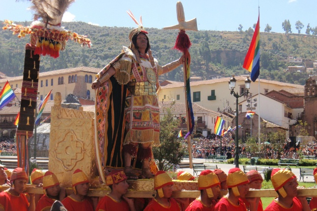 Inti Raymi wird zu Ehren des Sonnengottes groß gefeiert in Peru.