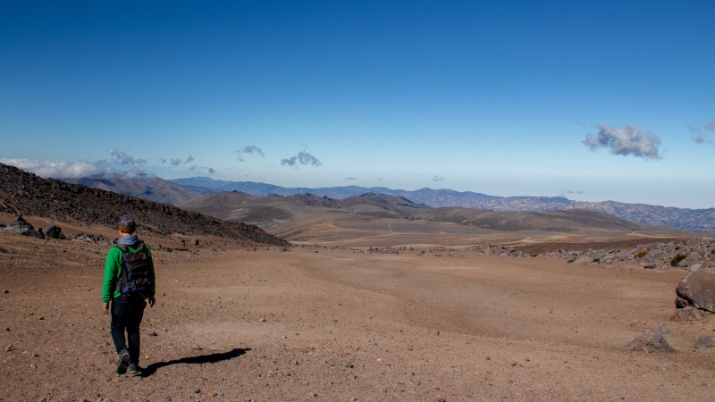 Der Paramo ohne Pflanzen gleicht stellenweise einer Wüste oder gar Mondlandschaft, so fremdartig erscheint die endlose rote Weite.