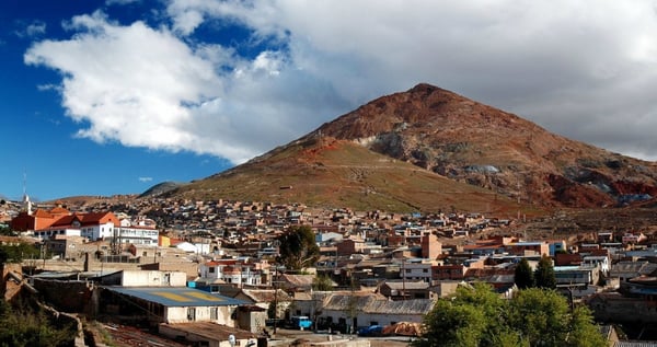 Minenstadt Potosí vor dem Berg Cerro Rico.