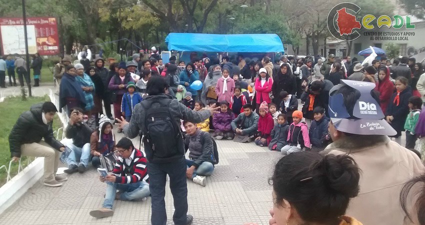 Menschenrechte in Bolivien: Die jungen Aktivisten von CEADL bei einer öffentlichen Versammlung. 