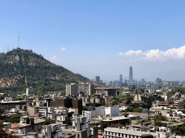 Santiago de Chile Sehenswürdigkeiten: Der Cerro San Cristóbal bietet eine perfekte Aussicht auf die Stadt. Quelle: Flickr.