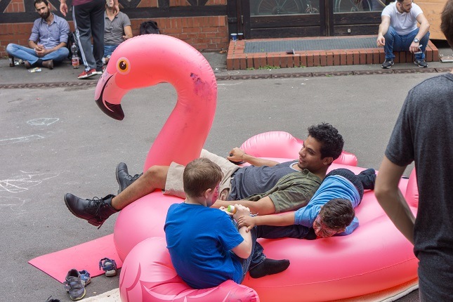 viventura Mitarbeiter und zwei Kinder spielen auf dem rosa Luft-Flamingo.