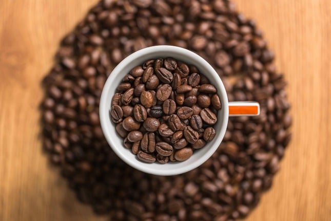Braune Kaffeebohnen in Kaffeetasse