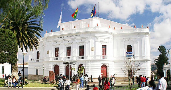Das weiße Teatro Gran Mariscal in Sucre. Bildquelle: Wikimedia Commons