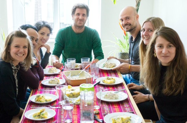 Guten Appetit! Gemeinsam mit so einem bunten Team kommt ein richtiges Südamerika-Gefühl auf beim Essen. 