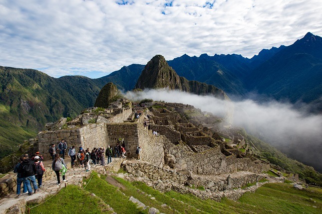 Besucher der Inkaruinen von Machu Picchu in den Morgenstunden.