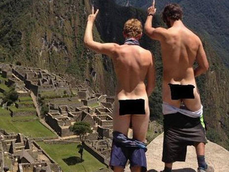 Mangel an Repsekt für das kulturelle Erbe? Nackt vor der Inka-Stadt Machu Picchu. (c) latinapress.com
