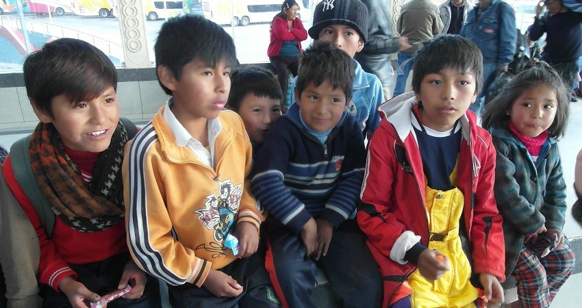 Kinderrechte in Bolivien: Wir treffen kleine Kinderarbeiter am Busbahnhof von Potosí. Sie sind sehr aufgeweckt und erzählen von ihrem Tagesablauf.
