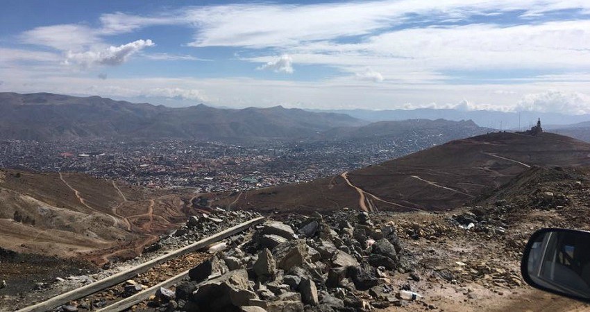 Aussicht vom Cerro Rico auf die Kolonialstadt Potosí, eingekesselt von den Anden.