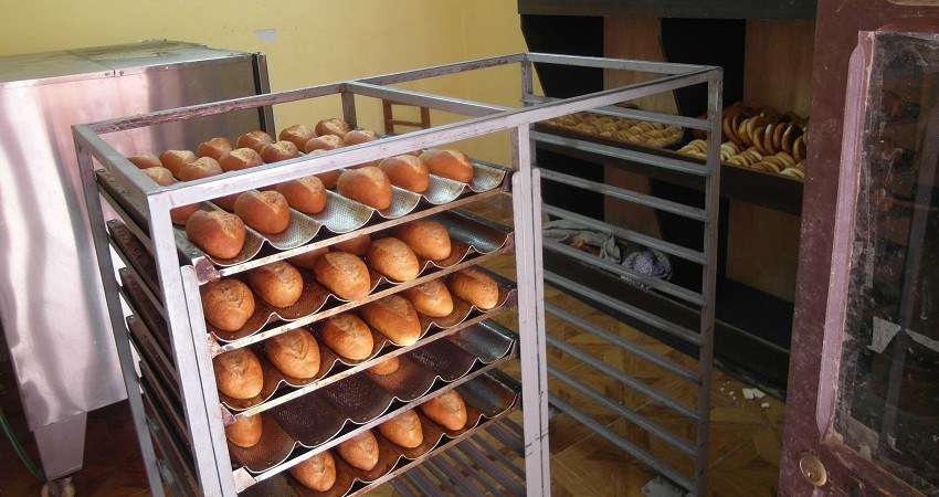 Kinderrechte in Bolivien: Die NATs Kinderbäckerei wird von terre des hommes unterstützt. Auf dem Foto: Gold gebackene Brötchen aus dem Ofen, bereit für den Verkauf.