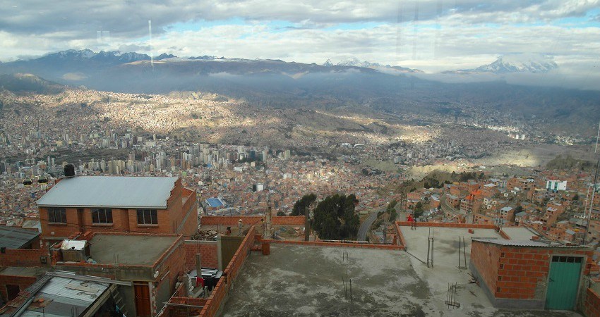 Menschenrechte in Bolivien: El Alto ist eine der ärmsten Städte Boliviens. Von hier hat man einen atemberaubenden Ausblick auf die Dächer von La Paz. Daran können sich die Bewohner aber "noch" nicht erfreuen.