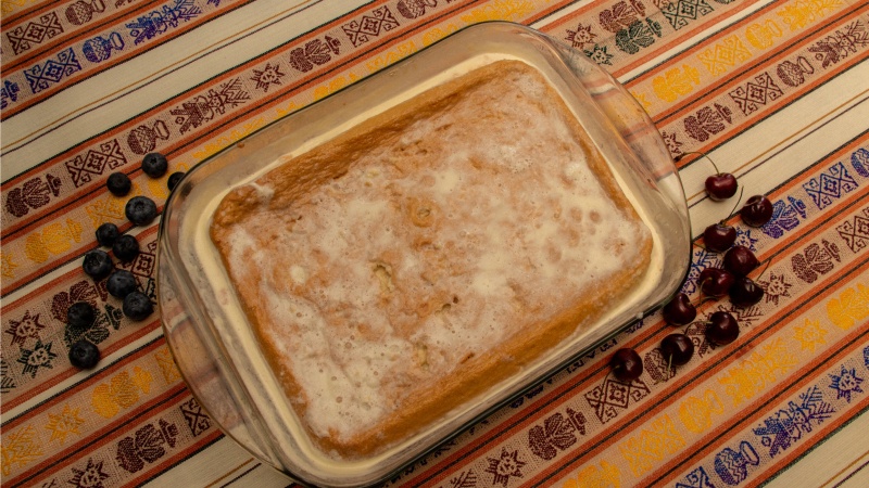 Die Torta Tres Leches basiert auf einem mit drei verschiedenen Milchsorten getränktem Biscuitteig.