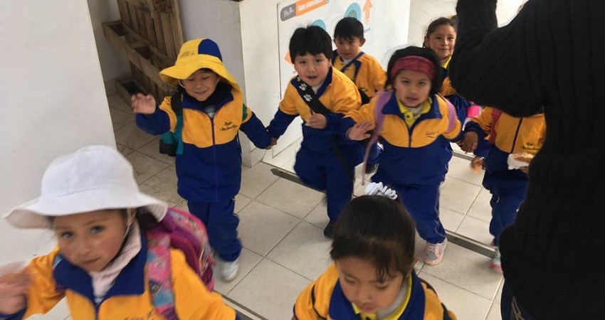 #viventurameets WWF in Bolivien: Im EcoLab kommt eine Kindergartengruppe händewinkend an uns vorbei.