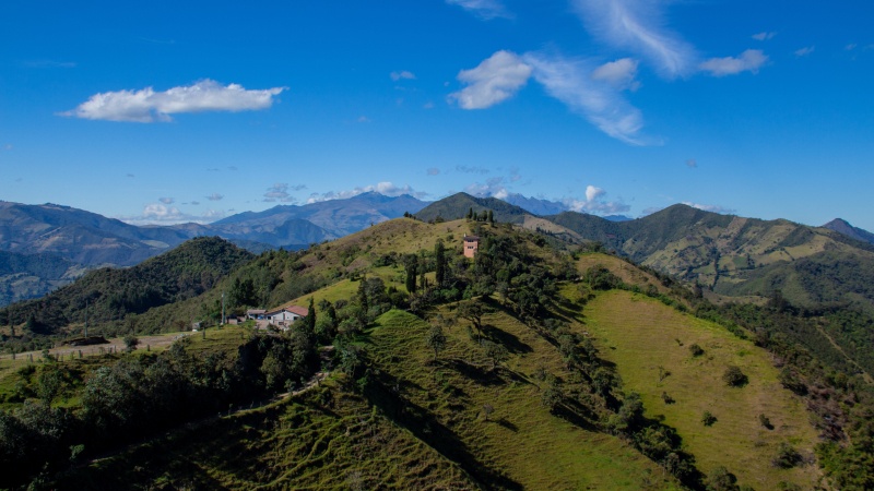 blick etwas oberhalb von Yunguilla auf die Andenketten.