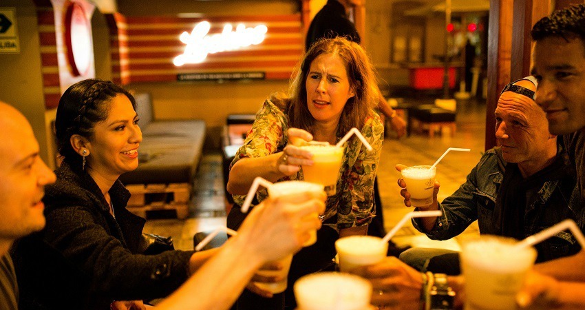Lerne Spanisch auf deiner Südamerikareise. Zum Beispiel bei einem Pisco Sour in einer Bar in Lima, wie bei dieser Reisegruppe.