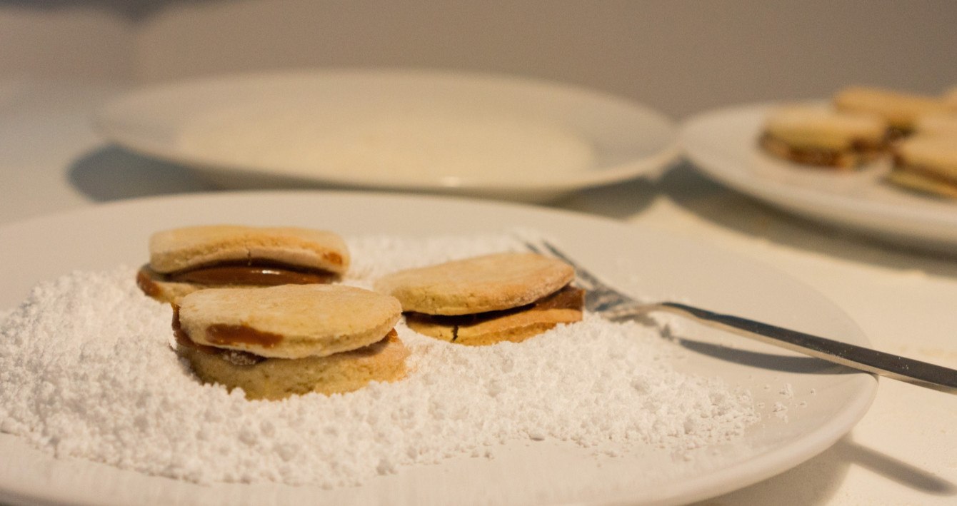 Fast fertig! Nun fehlt nur noch der Mantel aus Puderzucker und Kokosraspeln. für unsere Alfajores aus Argentinien. 