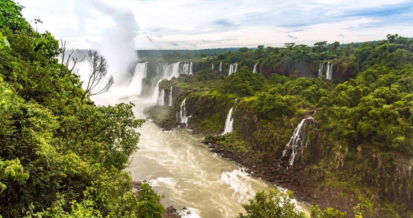 Die berühmteste Sehenswürdigkeit in Brasilien sind ohne Frage die Iguazú-Wasserfäle.