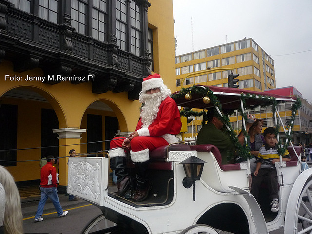 le pere Noel dans les rues de Lima copyright : Jenny M. Ramirez
