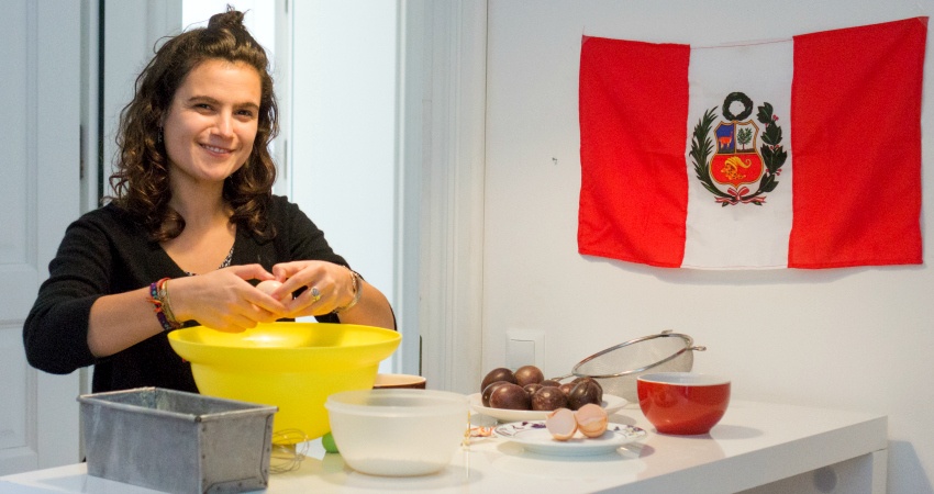 Alice zeigt uns, was ihr erster peruanischer Nachtisch war: Maracuja Kuchen.