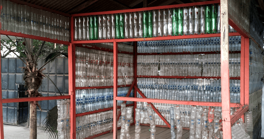 Eine Bushaltestelle aus Plastikfladschen im Surferparadies Montanita, Ecuador. Quelle: L.Wacker