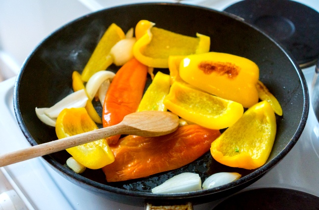 Paprika, Aji und Knobi werden in der Pfanne angebraten.