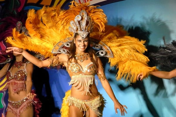 Sambatänzerinnen in Rio de Janeiro trainieren das gnaze Jahr über für ihren Auftritt an Karneval