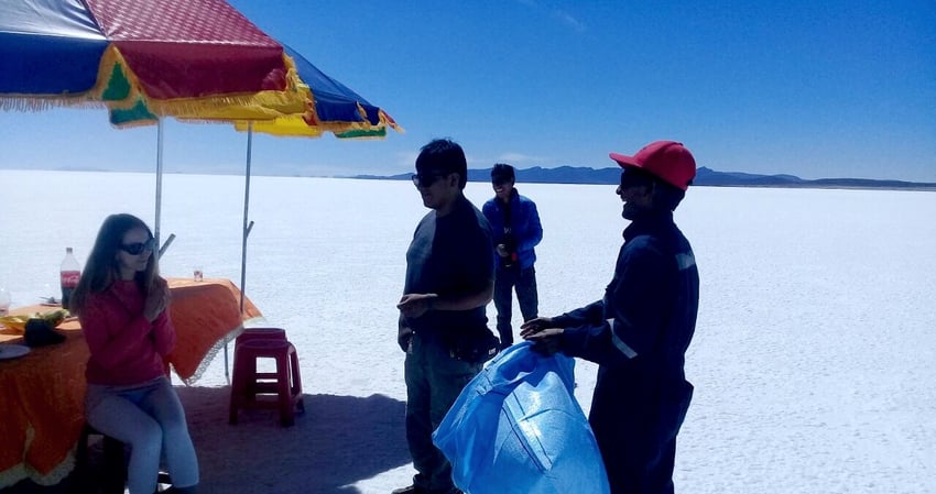 Recycling in Bolivien: Müll sammeln und Aufklärungsarbeit für das GIRS Projekt im Salar de Uyuni.