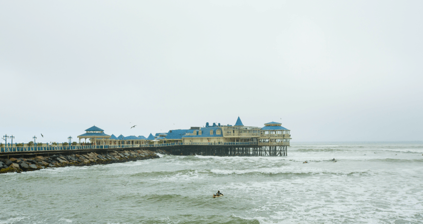 Ein Surfer vor dem Rosa Nautica an der Küste von Miraflores.