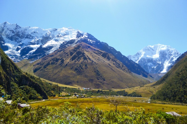 Trekking in Peru abseits des Inkatrails: der Salkantay Trek führt zwischen schneebedeckten Gipfeln bis zu Machu Picchu 