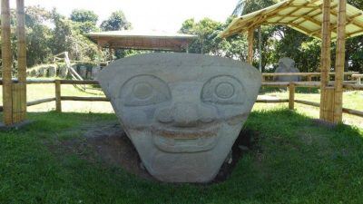 Grabstein im kolumbianischen Nationalpark San Agustin.