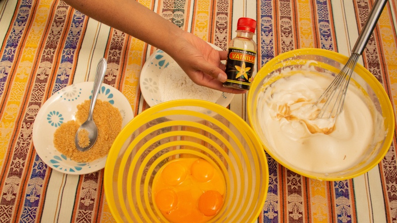 1/2 Teelöffel oder 6 Tropfen Vanilleessenz zum Merengue dazugeben.