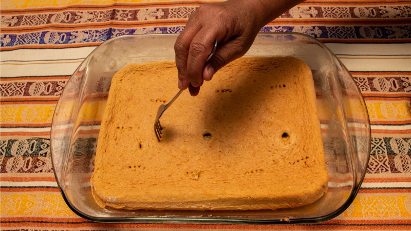 Durch die Löcher kann die Milchmischung in den Biscuitteig einziehen.