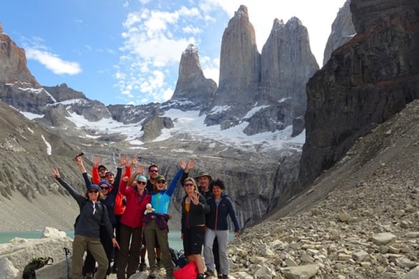 viventura Reisegruppe vor dem Torres del Paine Massiv