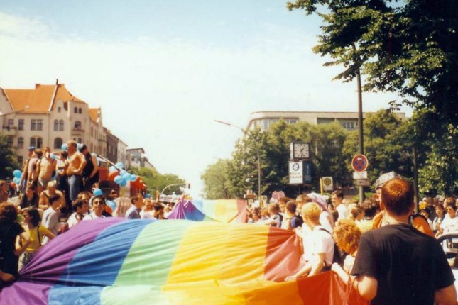 Ehe für alle? In manchen Ländern existiert der Rechtsbeschluss schon deutlich länger als in Deutschland. Im Bild: Der Christopher Street Day in Deutschland 1997. Quelle: Wikimedia Commons