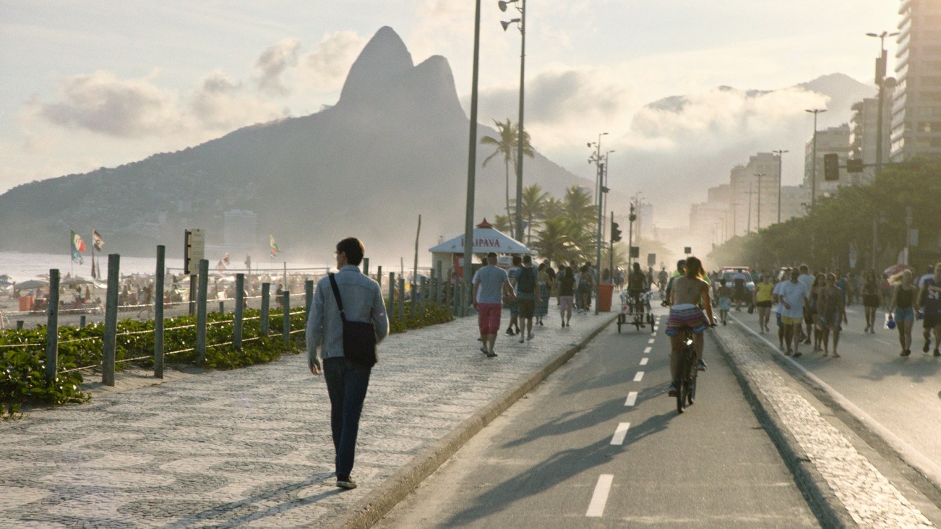 Ausschnitt aus dem Film: Fischer spaziert neben der wunderschönen Copacabana im idyllischen Morgengrauen. Quelle: Stéphane Kuthy.