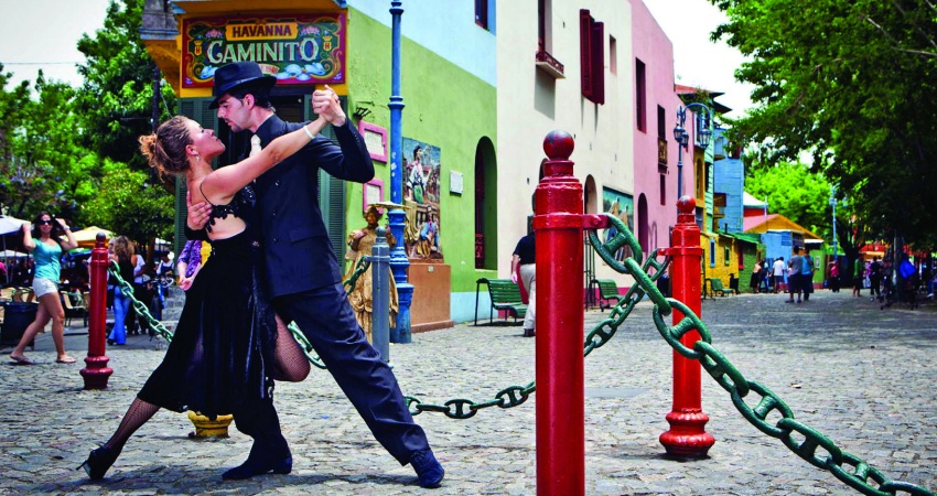 Ein Tango-Paar vor dem berühmten Caminito del Tango (Weg des Tango) in Buenos Aires