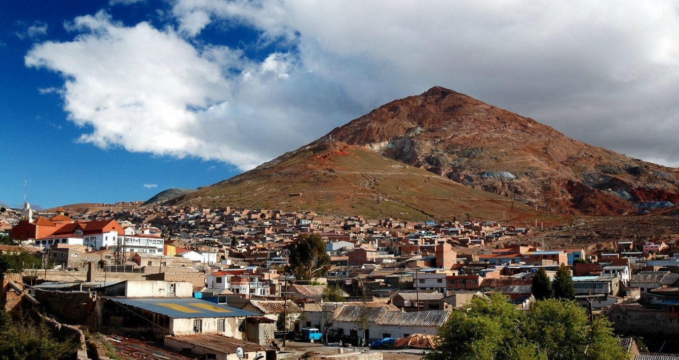 Minenstadt Potosí vor dem Berg Cerro Rico.