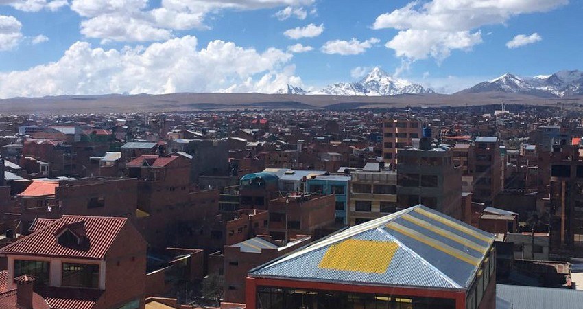 Menschenrechte in Bolivien: Aussicht über die Stadt El Alto mit Blick auf die schneebedeckten Berge. In den Straßen und Gassen möchte die Jugend endlich gehört werden.