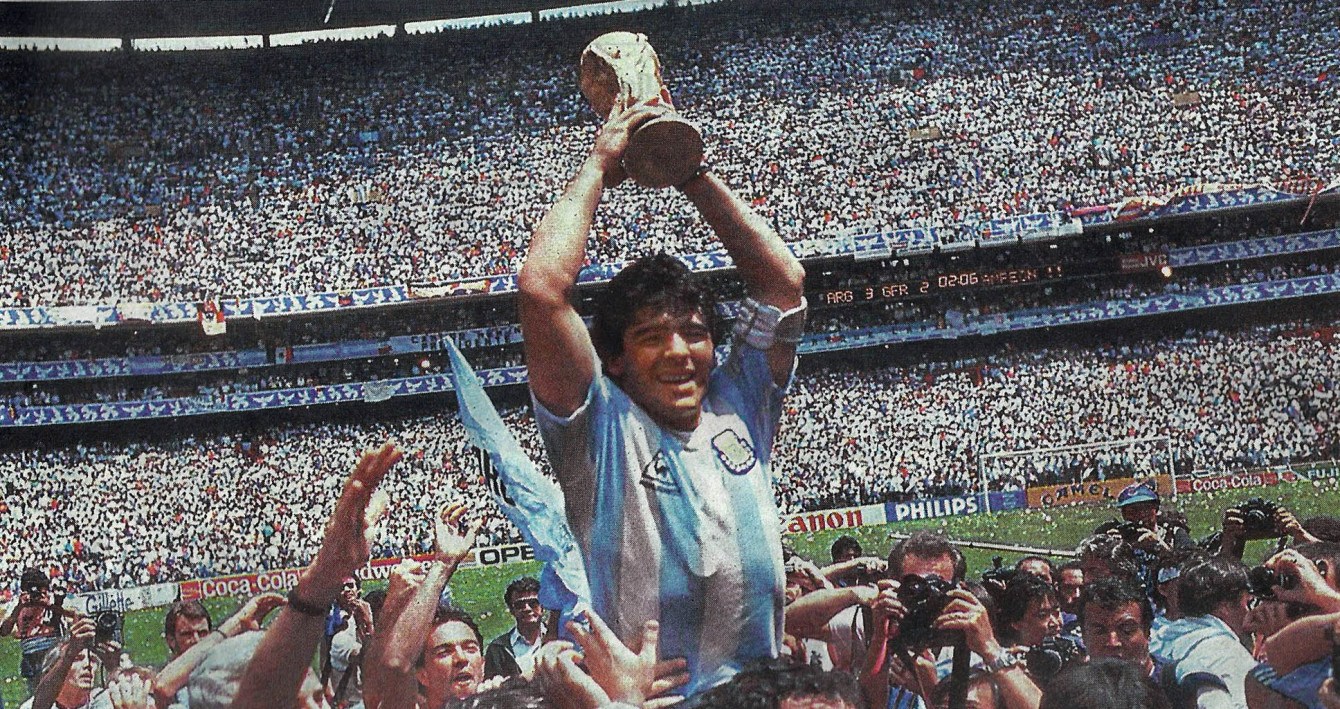 Diego Maradona mit dem WM-Pokal 1986 in Mexiko. Es ist der zweite Titel für Argentinien. Bildquelle: Wikimedia Commons