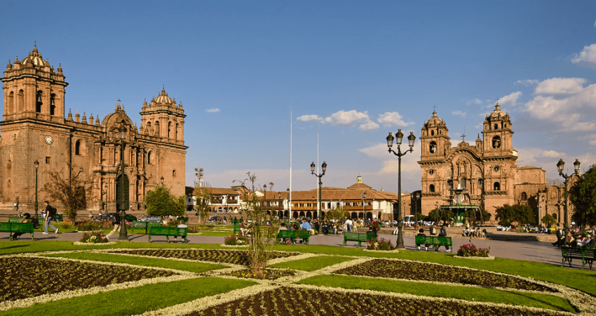 Links die Kathedrale von Cusco, rechts die Kirche Companía de Jesús. Quelle: Flickr.